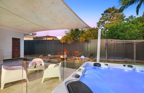 Southport House | jACUZZi gARDeNs! Spa - Fire Pit - Swings - Parking