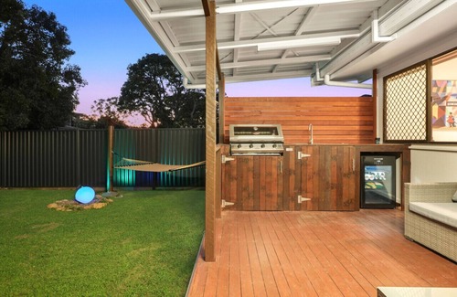 Southport House | jACUZZi gARDeNs! Spa - Fire Pit - Swings - Parking