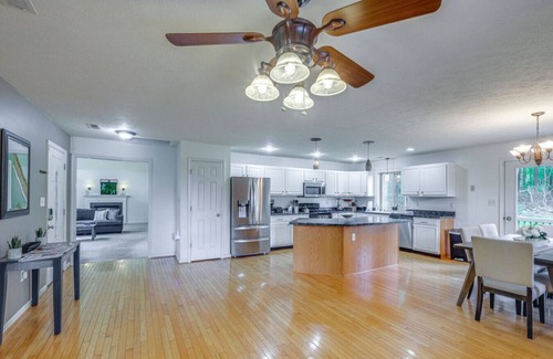 Linden House | Jacuzzi Gym Deck + Near VA Wineries