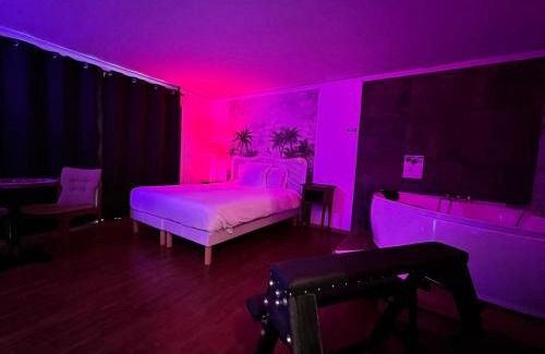 Combat Hotel | Jacuzzi LOVE Suite