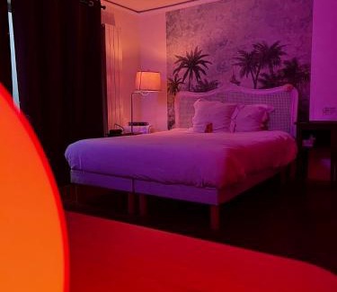 Combat Hotel | Jacuzzi LOVE Suite