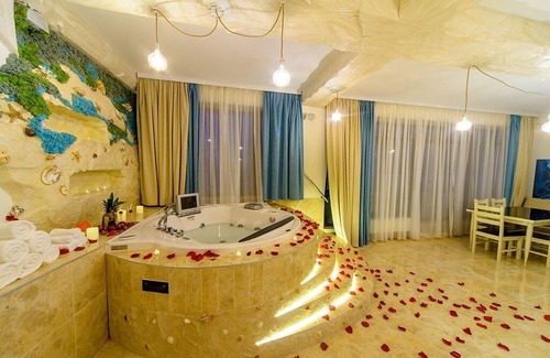 Odessa City Center Apartment | Jacuzzi Penthouse seaview by Deribasovskaya