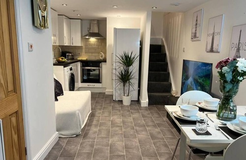 Alvaston House | Jacuzzi Spa! Stunning Entire Guest House - Netflix