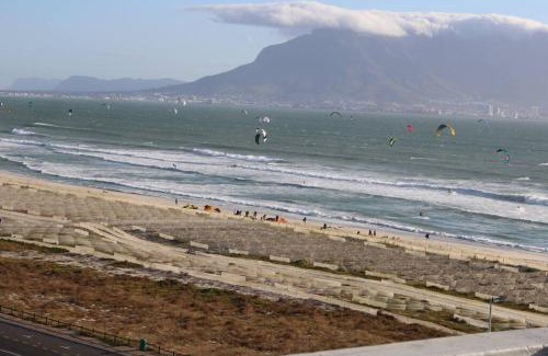 Bloubergstrand Apartment | Jacuzzi with 270 views right on beach