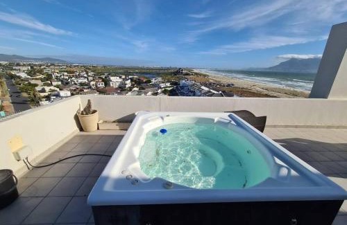 Bloubergstrand Apartment | Jacuzzi with 270 views right on beach