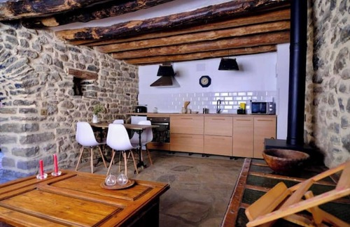 San Felices de Ara Apartment | Jal house. Stone apartment, fireplace