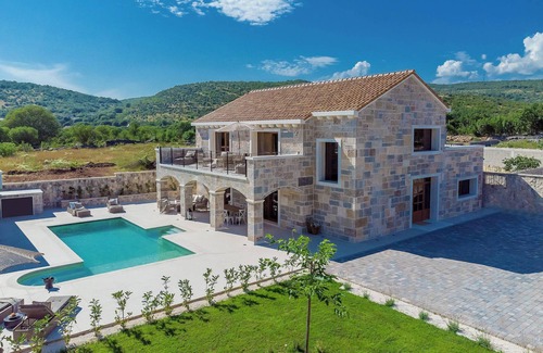 Businci Villa | James Bond Mansion - Tennis, Glass Gym, Sauna, Jacuzzi and More.