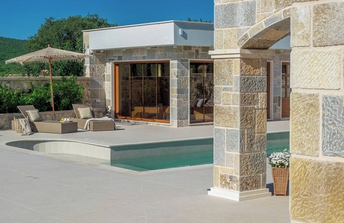 Businci Villa | James Bond Mansion - Tennis, Glass Gym, Sauna, Jacuzzi and More.