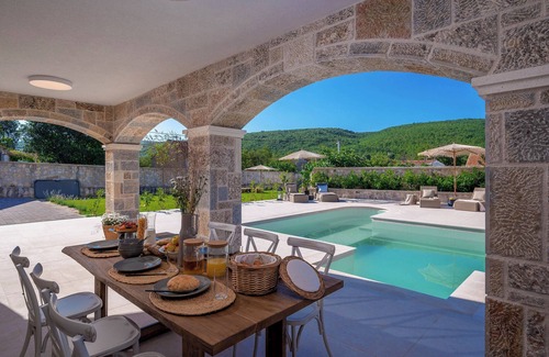 Businci Villa | James Bond Mansion - Tennis, Glass Gym, Sauna, Jacuzzi and More.