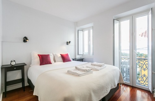 Lisbon Old Town Apartment | Janelas Verdes Lovely Studio II