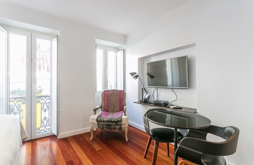 Lisbon Old Town Apartment | Janelas Verdes Lovely Studio II