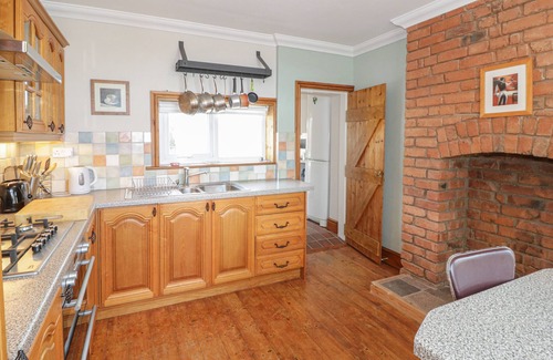 Rhuddlan Cottage | JASMINE COTTAGE, pet friendly, character holiday cottage in Rhuddlan