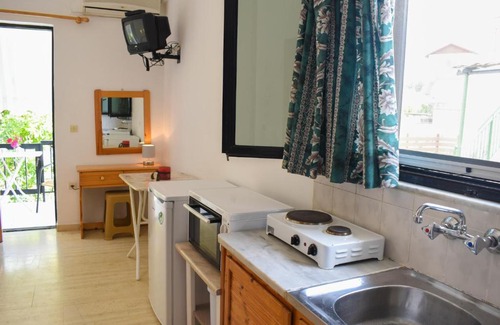 Foinikounta Apartment | Jasmine Studio With Garden Close To The Beach