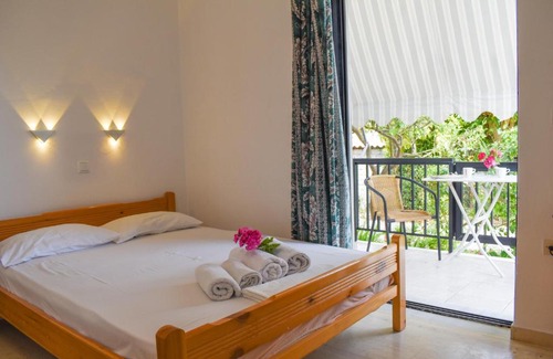 Foinikounta Apartment | Jasmine Studio With Garden Close To The Beach