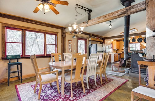 Jasper Cottage | Jasper '7 Timbers' Cabin on 10 Acres w/a Creek!