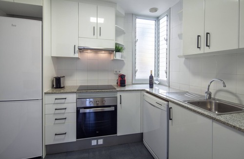 El Camp de l'Arpa del Clot Apartment | Jazz-Inspired Apartment in Eixample in City Center