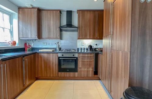 Wokingham Apartment | Jennett's Luxury Home with Parking and Garden