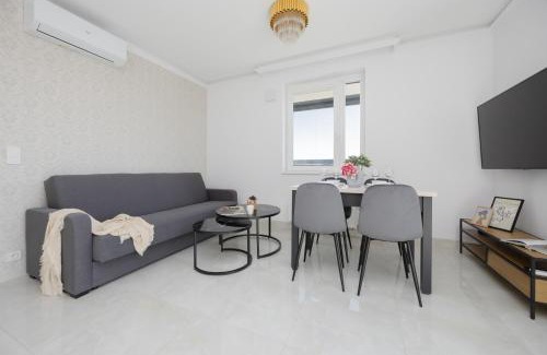 Wlochy Apartment | Jerozolimskie 190 by Solarento