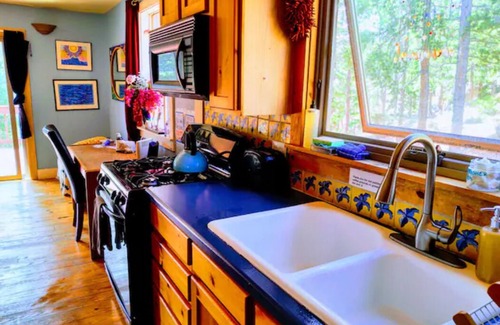 Coal Creek Cabin | Jetted Tub, Huge Deck, Fish tank and Romantic space for 2