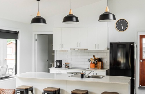 Halls Gap House | Jimmara House- Modern central holiday home.