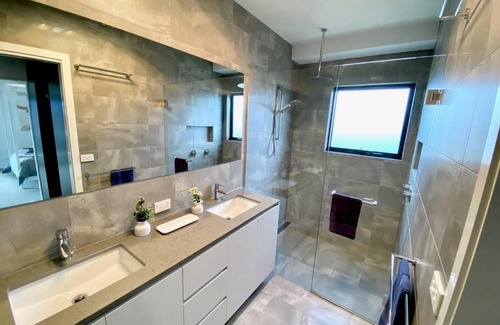 East Jindabyne House | Jindabyne house 1, Modern 1 bedroom home, alpine views & fireplace