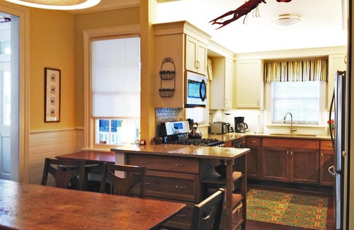 Beach Institute House | Jingle Bells Square House-Historic District-Working Fireplaces-Screened Porch