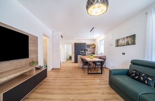 Lagundo Apartment | "JJ City Apartment" with Private Covered Terrace and Garage
