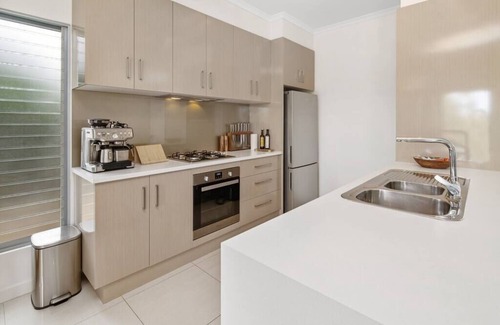 Aldinga Beach House | Jo's Sanctuary- 4 Bdrms, Sleeps 10, Beach & scrub