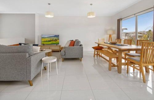 Aldinga Beach House | Jo's Sanctuary- 4 Bdrms Sleeps 10 Beach & scrub