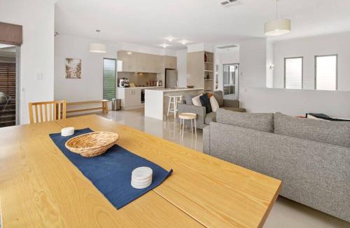 Aldinga Beach House | Jo's Sanctuary- 4 Bdrms Sleeps 10 Beach & scrub