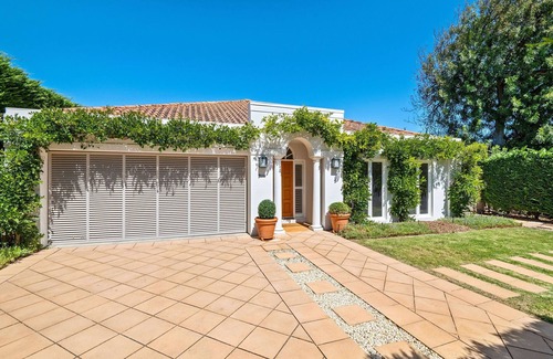 Portsea House | Joanna - Poolside entertainer opposite 'The Cutting'