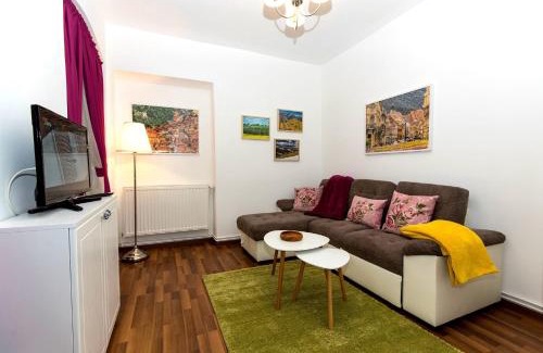Brasov City Centre Apartment | John Residence Aparthotel Brasov with Parking Option