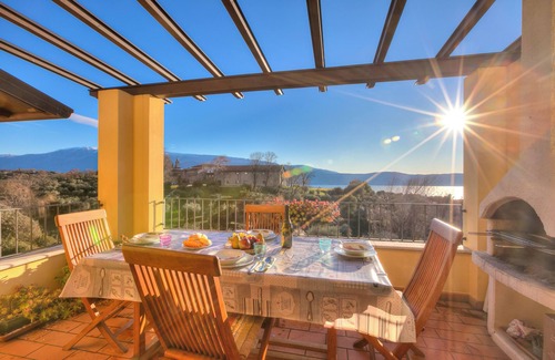 Pulciano Apartment | John's House-Lakeview & shared pool, Toscolano Maderno, Italy
