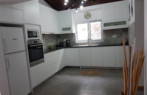 Mosteiros House | Join our relaxed house near the beach - Mosteiros