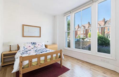 Clapham Apartment | JOIVY Charming 1-Bedroom Flat with Patio
