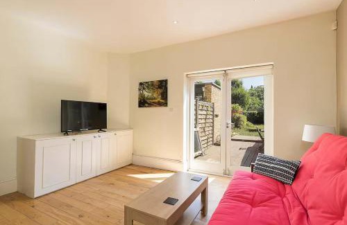 Clapham Apartment | JOIVY Charming 1-Bedroom Flat with Patio