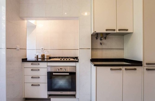 Merces Apartment | JOIVY Lovely 3BR Apt w/workspace, nearby Botanical Garden of Lisbon