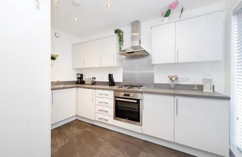 Glasgow House | JOIVY Stylish House with Garden & Parking
