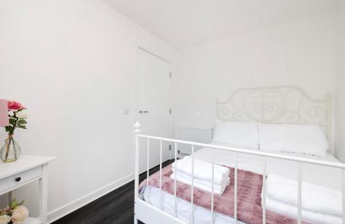 Glasgow House | JOIVY Stylish House with Garden & Parking