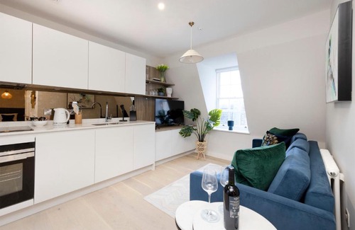 New Town Apartment | JOIVY Tasteful Studios on Rose South