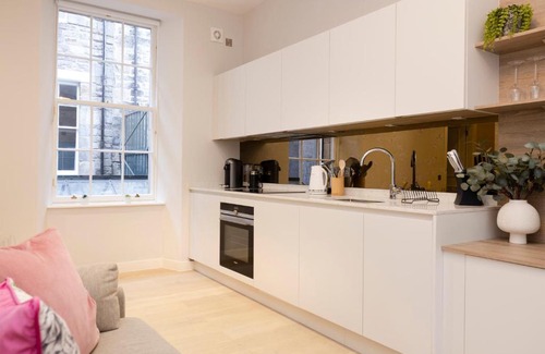 New Town Apartment | JOIVY Tasteful Studios on Rose South