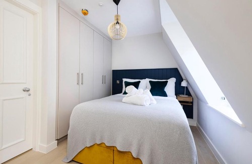 New Town Apartment | JOIVY Tasteful Studios on Rose South
