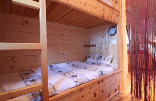 Champagny-en-Vanoise Apartment | Joli studio cosy à Champagny, proche centre, terrasse, 4 pers., accès rapide commerces/télécabine - FR-1-464-196