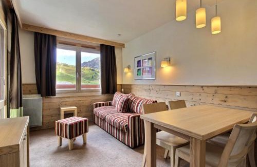 Belle Plagne Apartment | Joli studio cabine pour 4 avec balcon ensoleillé et casier à skis au pied des pistes - FR-1-455-200