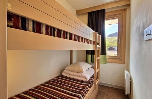 Belle Plagne Apartment | Joli studio cabine pour 4 avec balcon ensoleillé et casier à skis au pied des pistes - FR-1-455-200