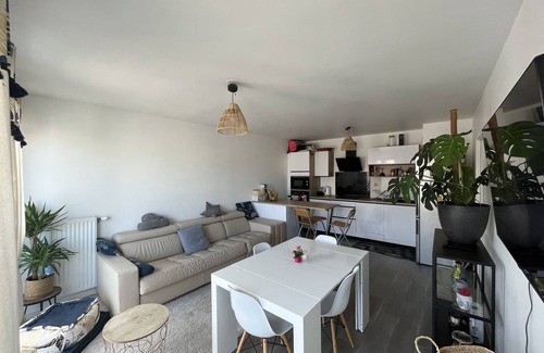 Chemin de l'Ile Apartment | Jolie Appartement Lumineux à 10 Minutes de Paris, la Défense Arena
