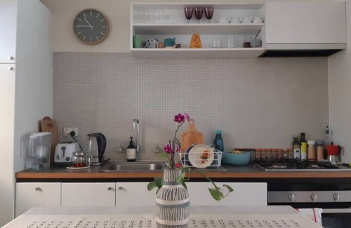 Jolimont Apartment | Jolimont Ground Floor Cosy Apartment with Courtyard and Parking