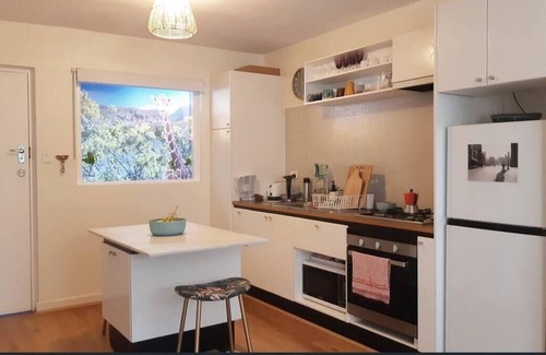 Jolimont Apartment | Jolimont Ground Floor Cosy Apartment with Courtyard and Parking