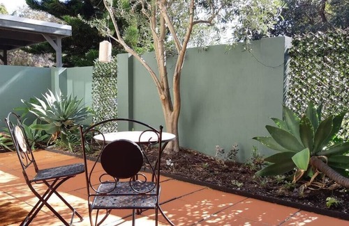 Jolimont Apartment | Jolimont Ground Floor Cosy Apartment with Courtyard and Parking