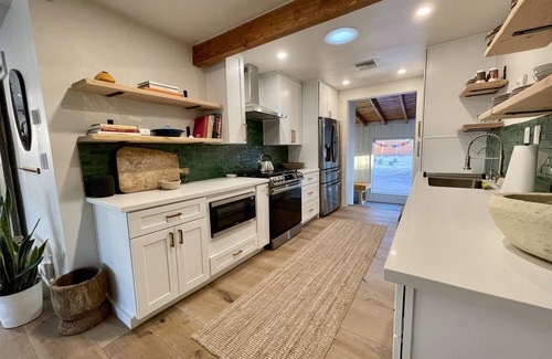 Joshua Tree House | Joshua Tree- Hot tub, Walk to food & shops, a few minutes from JTNP
